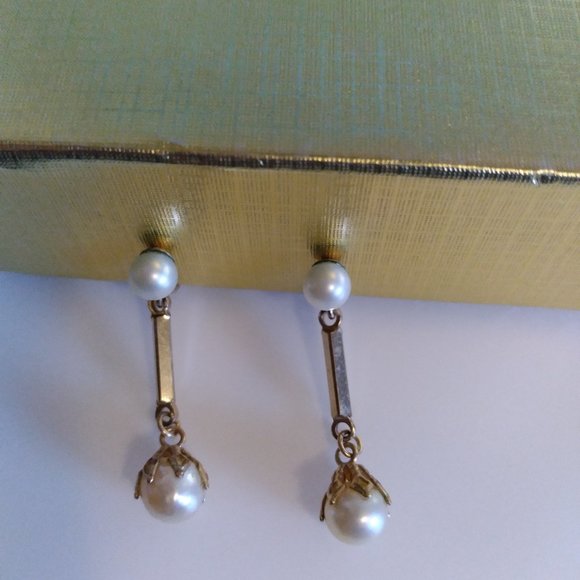 Vintage dangling pearl screw on earrings - Picture 2 of 4